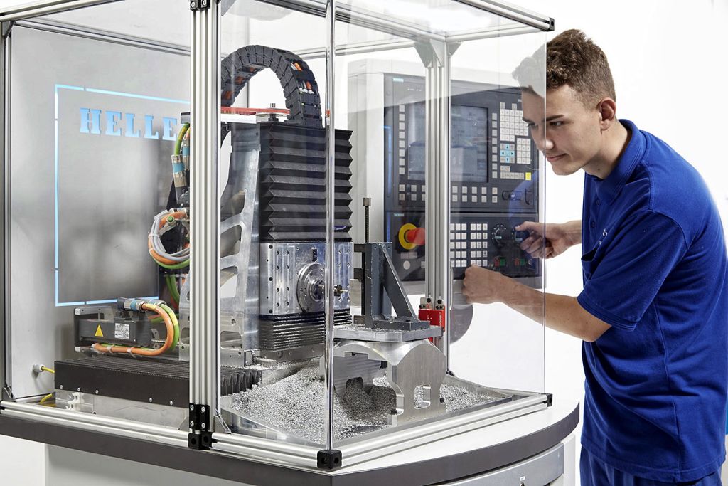 Fitted with an Industry 4.0-compatible operator panel, Heller’s "ProfiTrainer" 5-axis HMC training machine will be promoted at MACH